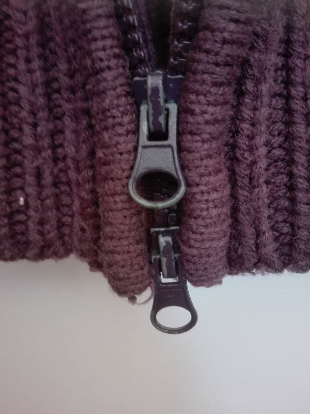 lila Strickjacke mit Reißverschluss 