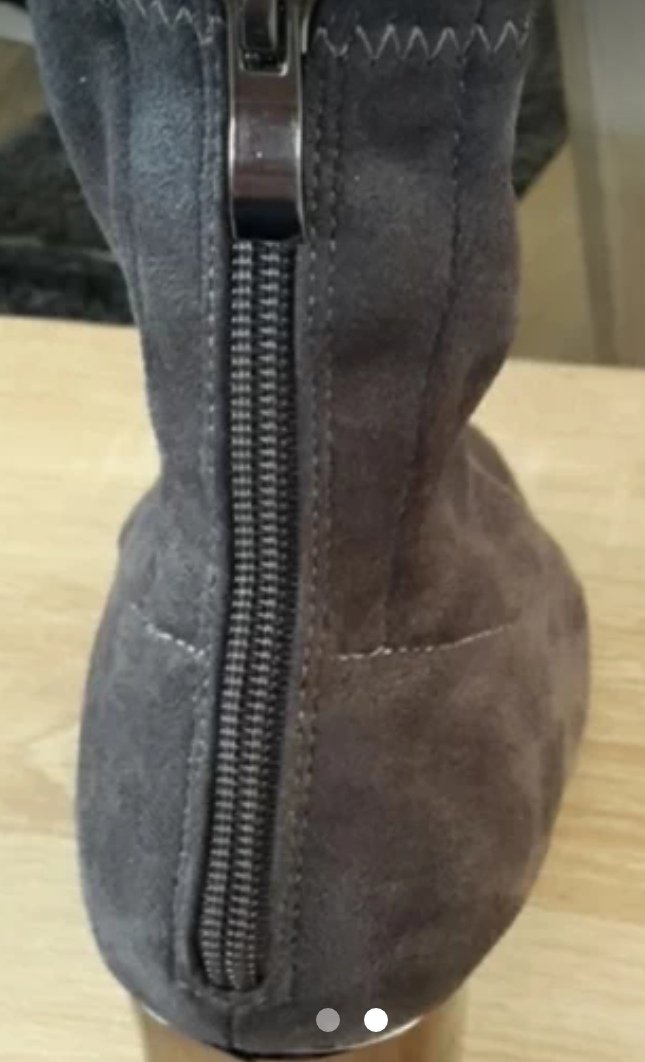 GRAUER STIEFEL MIT SILBERNEM Absatz