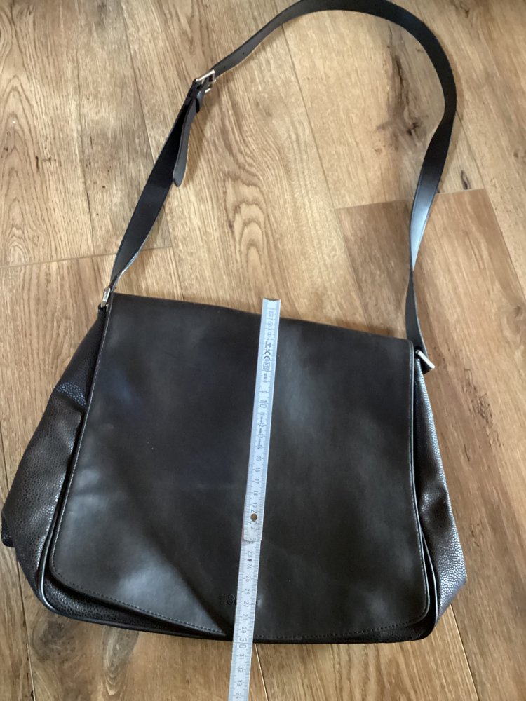 Esprit schöne neuwertige Umhängetasche