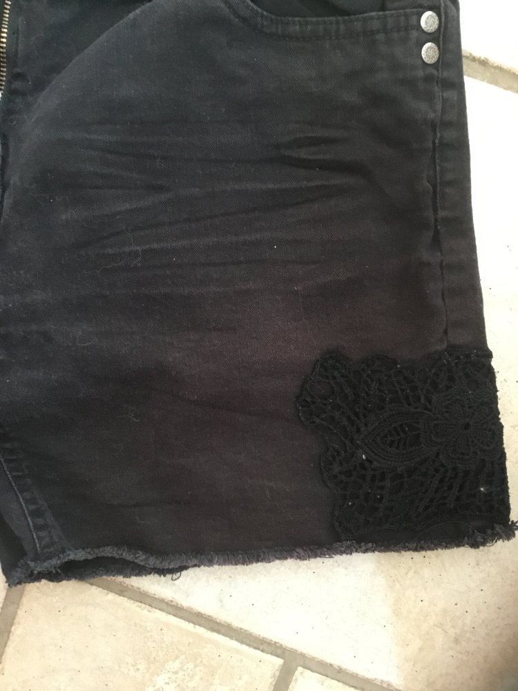 Schöne schwarze Shorts gr.36 mit Applikationen 