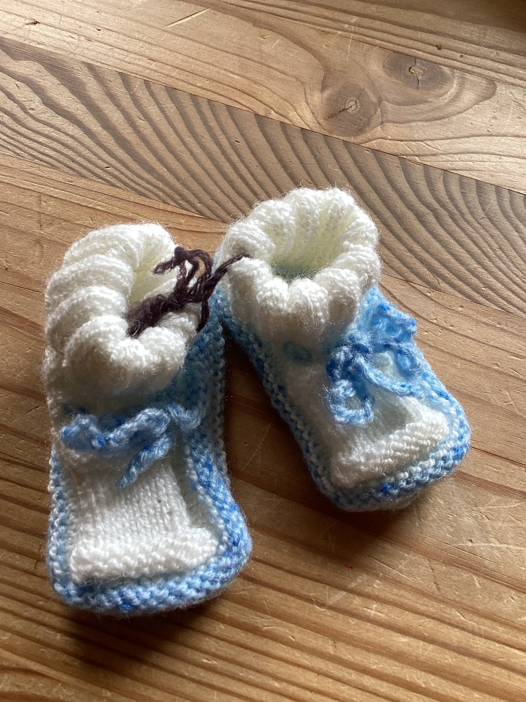 kleine selbstgestrickte Babyschuhe