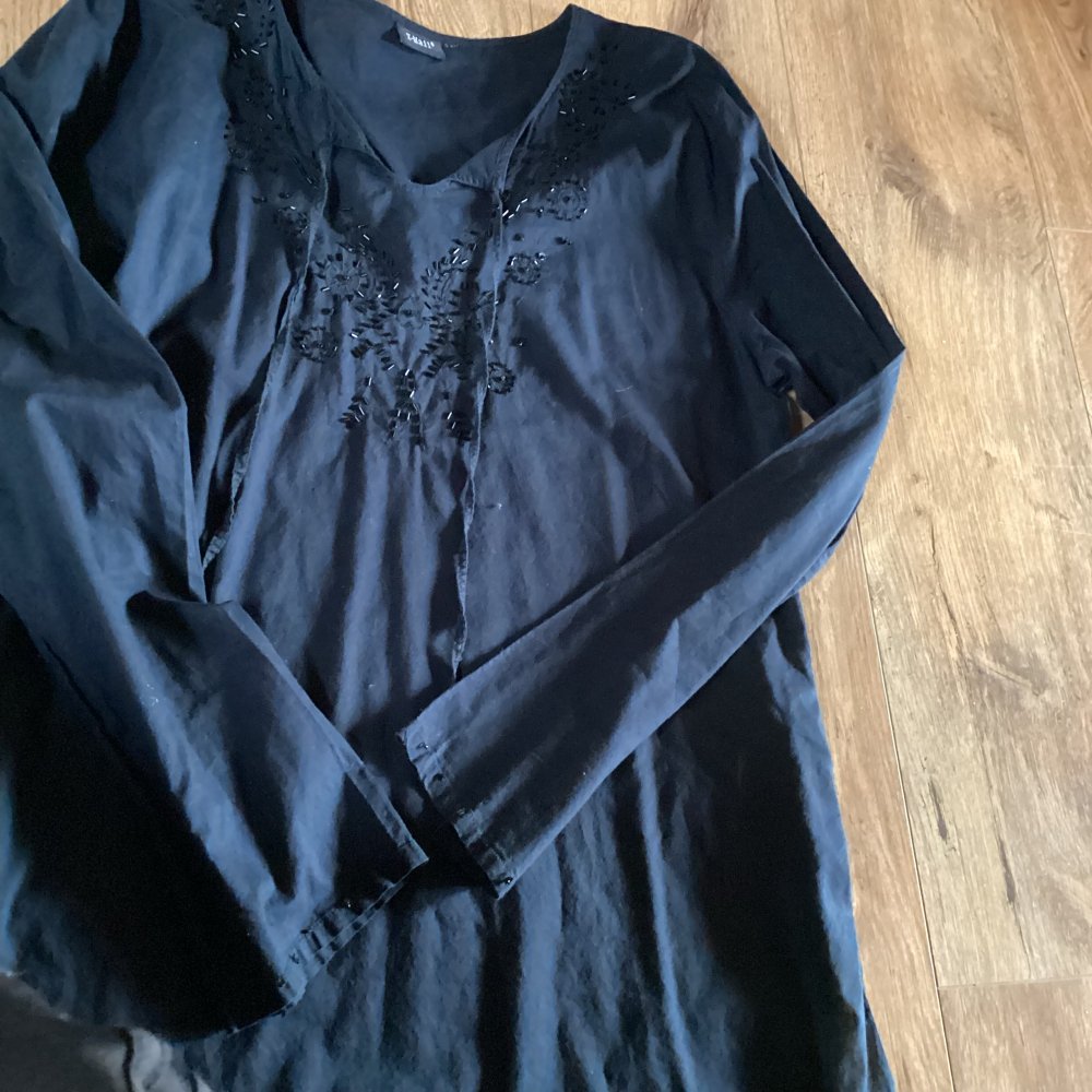 schöne Tunika von X-Mail ca.gr.42/44 mitPailettenstickerei