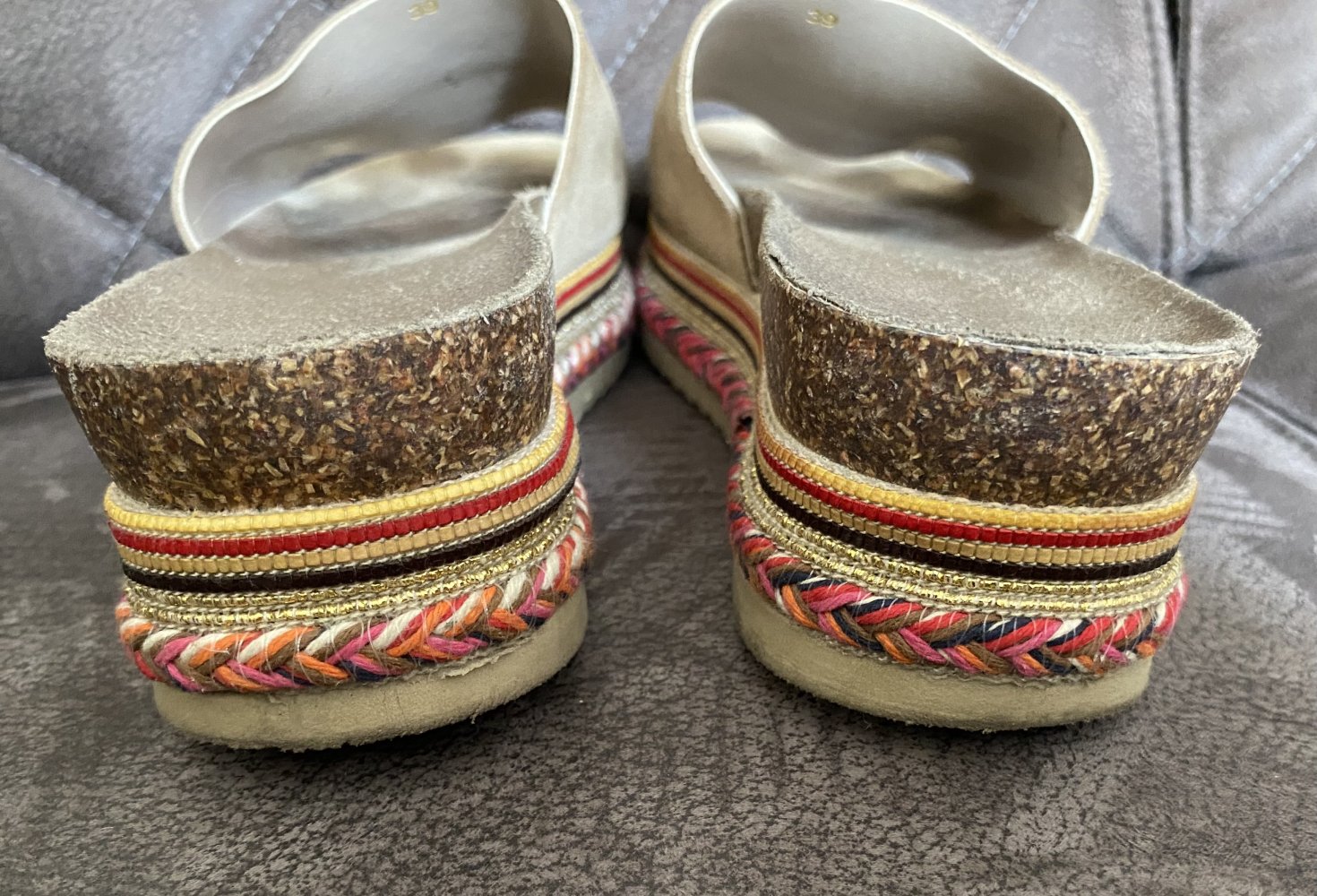 Bullboxer, Pantolette, Sandfarben, Leder, buntes Flechtband, Gr. 39