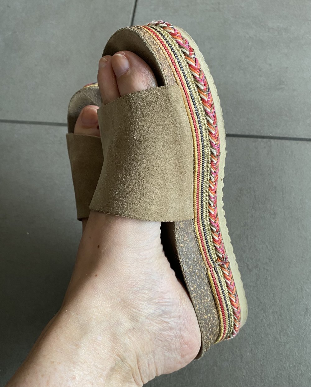 Bullboxer, Pantolette, Sandfarben, Leder, buntes Flechtband, Gr. 39