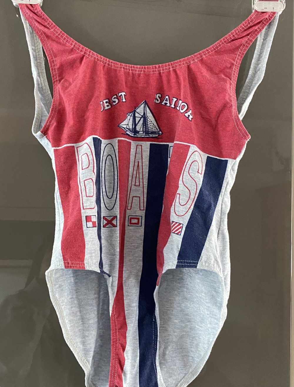 Badeanzug, grau/blau/rot, Schriftzug vorne, Gr.146