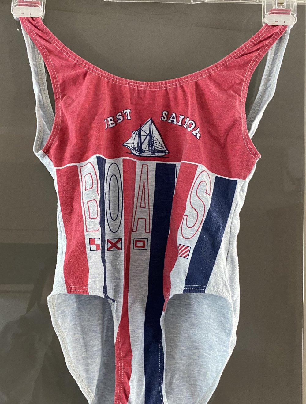 Badeanzug, grau/blau/rot, Schriftzug vorne, Gr.146