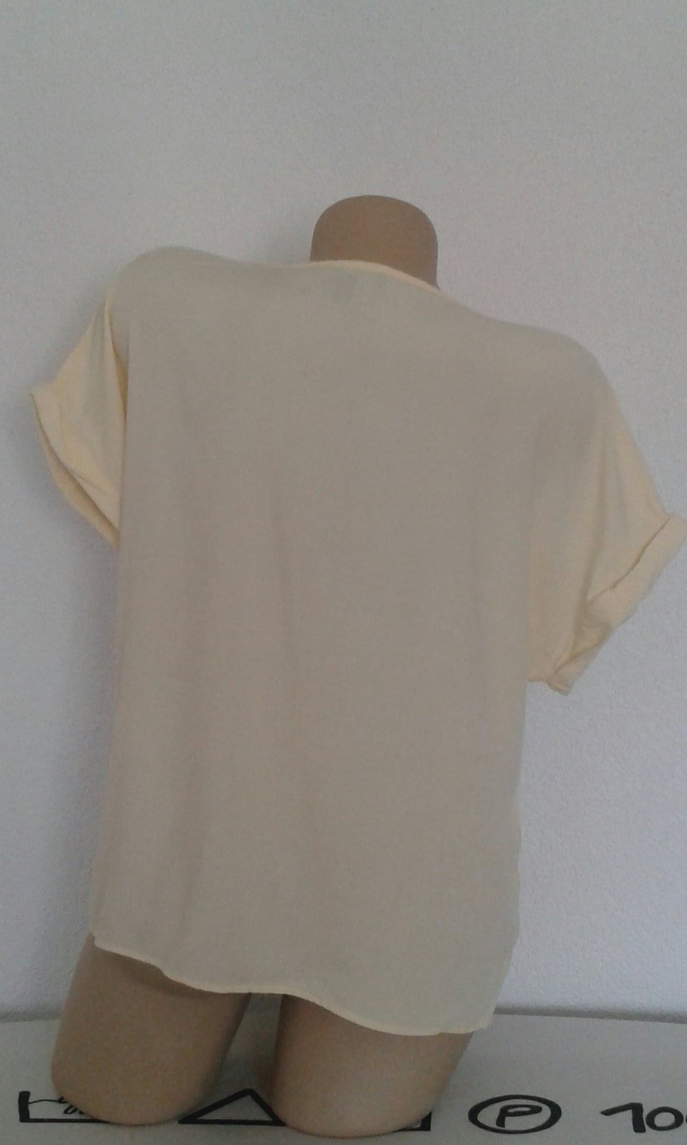 V-Shirt in Pastell-Gelb