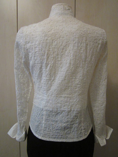 Exklusive Bluse mit Stickerei, Verschluß Hakenleiste