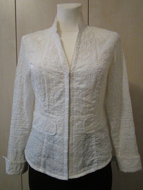 Exklusive Bluse mit Stickerei, Verschluß Hakenleiste