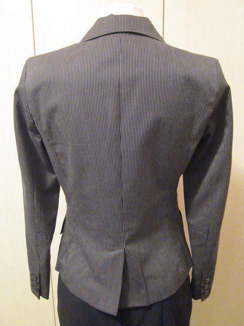 Schwarzer Blazer mit hellen Nadelstreifen
