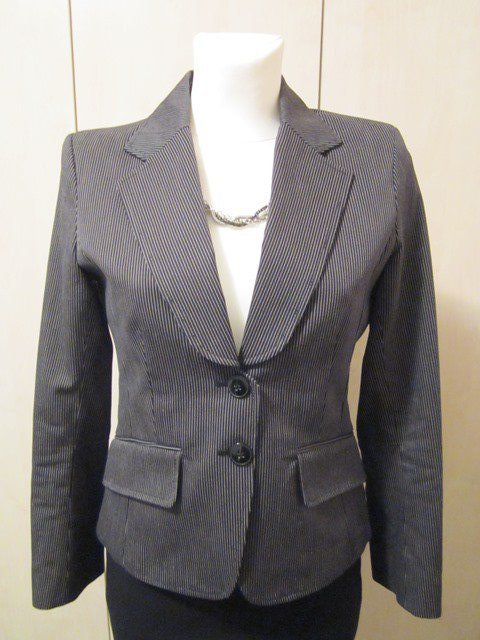 Schwarzer Blazer mit hellen Nadelstreifen