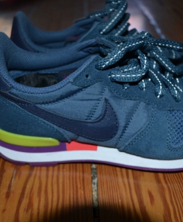 nike internationalist w türkis lila