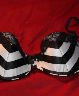 schwarz-weißer BH von Hunkemöller