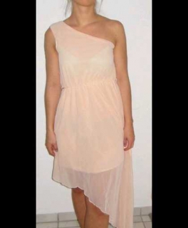 Schönes roséfarbenes Kleid