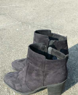 Stiefeletten aus schwarzen Kunstleder