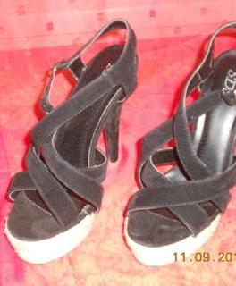 WUNDERSCHÖHNE HOHE SCHUHE IN SAMT.SCHWARZ