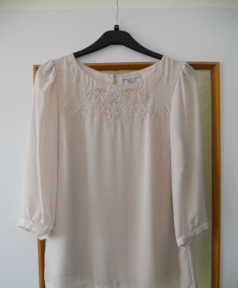 Elegante Bluse in rosé mit leichter Spitze