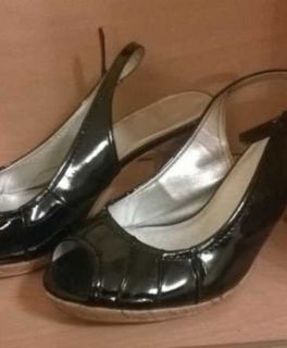 Schwarze Lack-Kork- Schuhe