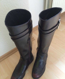 Stiefel mit Lochmuster