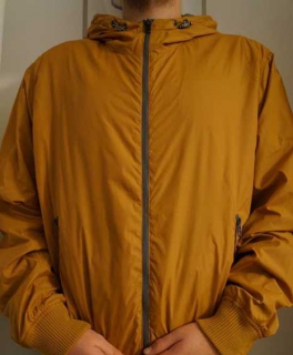 ockerfarbene Jacke mit Kapuze