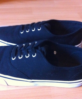 Schwarze sportliche Halbschuhe