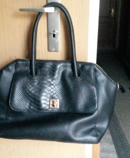 Schicke Handtasche in Schlangenlederoptik