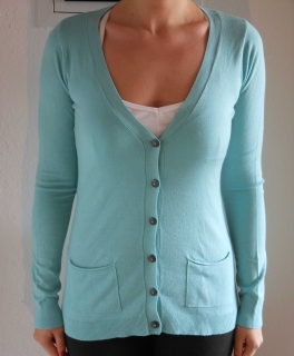 Blaue Strickjacke