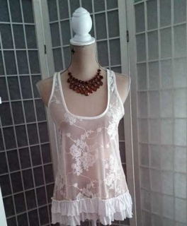 Süßes Spitzentop mit Blumenmuster