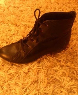 schwarze Scnürstiefel