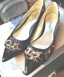 Elegante Ballerinas mit goldener Kette