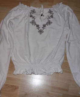 Süße Bluse mit Stickerei