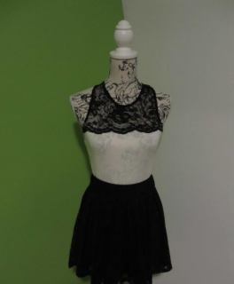 Spitzentop schwarz weiß mit Schleife am Nacken & Skater High Waist Spitzenrock schwarz