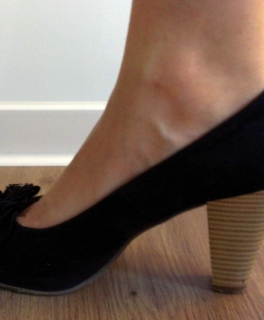 Schwarze Pumps mit Blumendetail