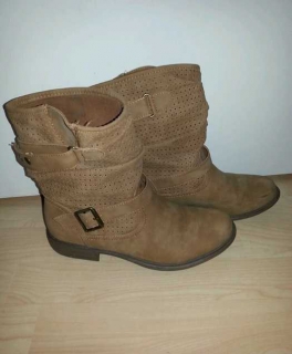 Beiger Stiefel von STREET