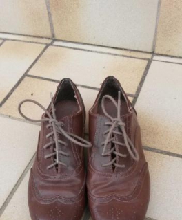 Stylische braune Budapester