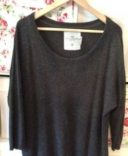 Schöner grauer Strickpullover