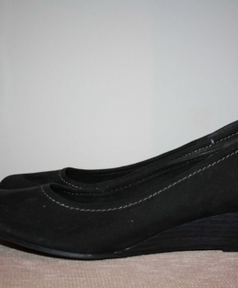schwarze Pumps mit Keilabsatz