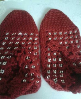 Hausschuhe gestrickt rot mit Glitzersteinchen