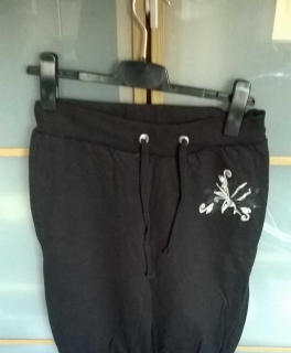 Sporthose mit Tribel am Po