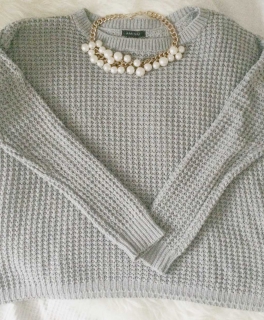 Grauer Strickpullover