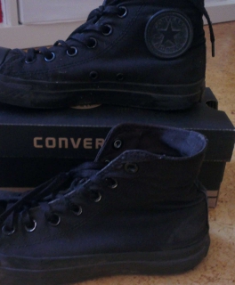 Schwarze Converse