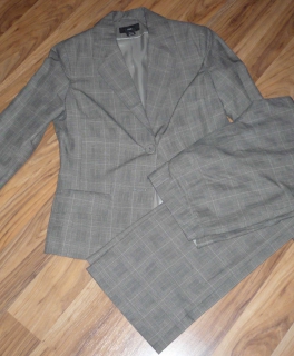 zeitloser Hosenanzug grau mit dezentem Karo