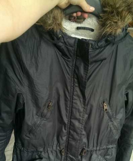 Dunkelgraue Winterjacke mit Fake-Fur-Kaputze