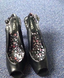 Schwarze Sandalen mit Plateau