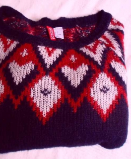 Dunkelblauer Pulli mit wunderschönem Muster