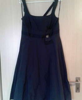 Schickes, schwarzes Kleid