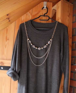 Grauer Pullover, Oversized, Mit oder ohne Kette