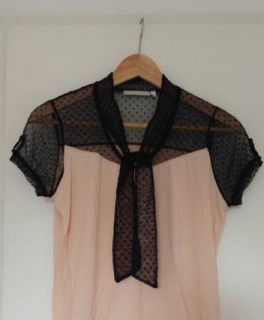 Schluppenbluse mit Spitze