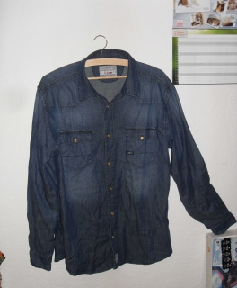 schönes blaues Jeanshemd