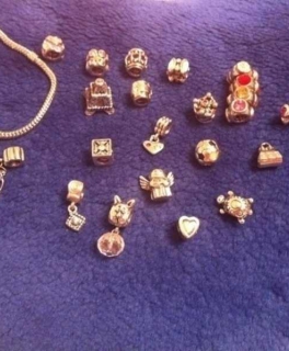 Armband mit vielen Charms Anhängern